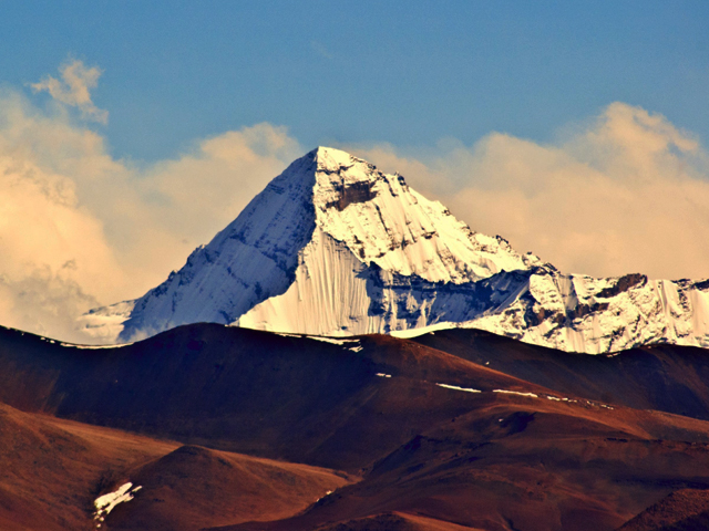 Overlook Makalu in the way go to Everest base camp